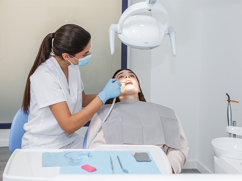 Zahnärztin untersucht Patientin für eine professionelle Zahnbehandlung mit Bleaching in einer modernen Zahnarztpraxis