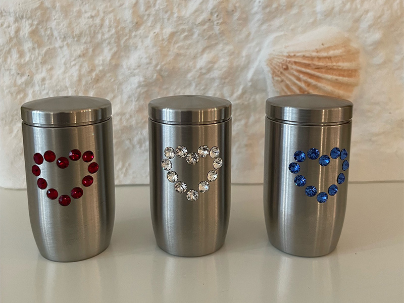 Ausstellungsraum mit verschiedenen Urnenmodellen bei TONOLO Bestattungen in Aachen – Würdevoller Abschied individuell wählbar.