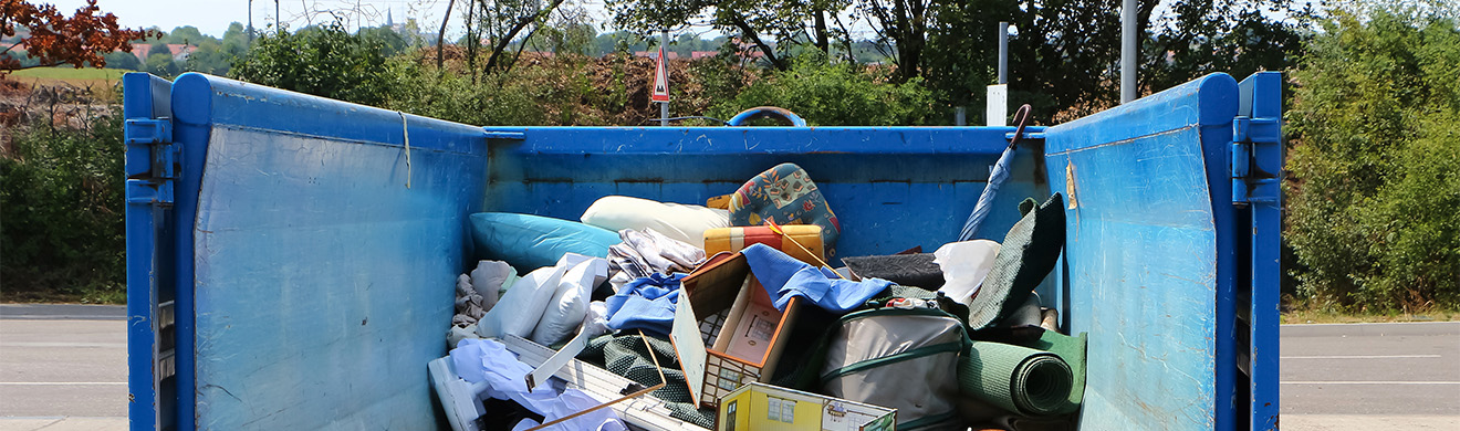 Großer blauer Müllcontainer für Restmüll auf Baustelle bereitgestellt durch Containerdienst in Aachen zur Abfallentsorgung geeignet
