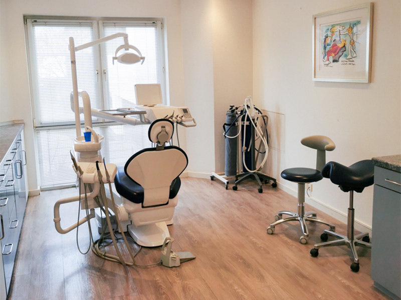 Moderner Behandlungsraum in der Zahnarztpraxis Debuch in Aachen, sauber, professionell und gut ausgestattet für Patienten.