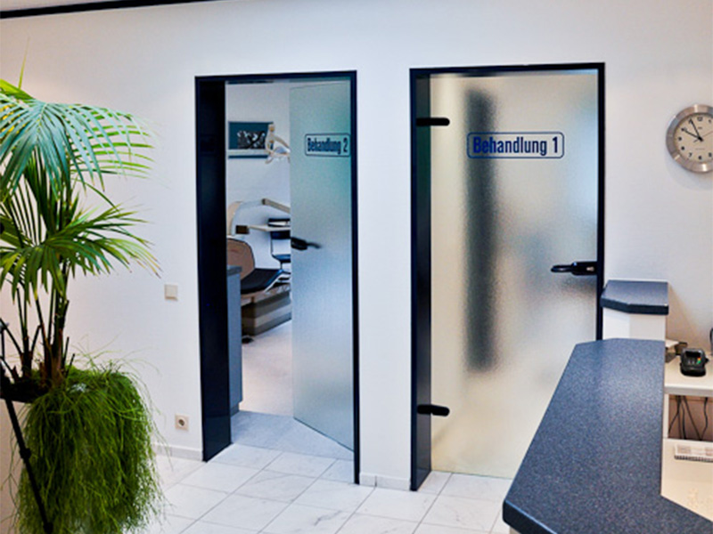 Innenansicht der Zahnarztpraxis Debuch in Aachen, heller und moderner Empfangsbereich, freundlich und professionell eingerichtet.