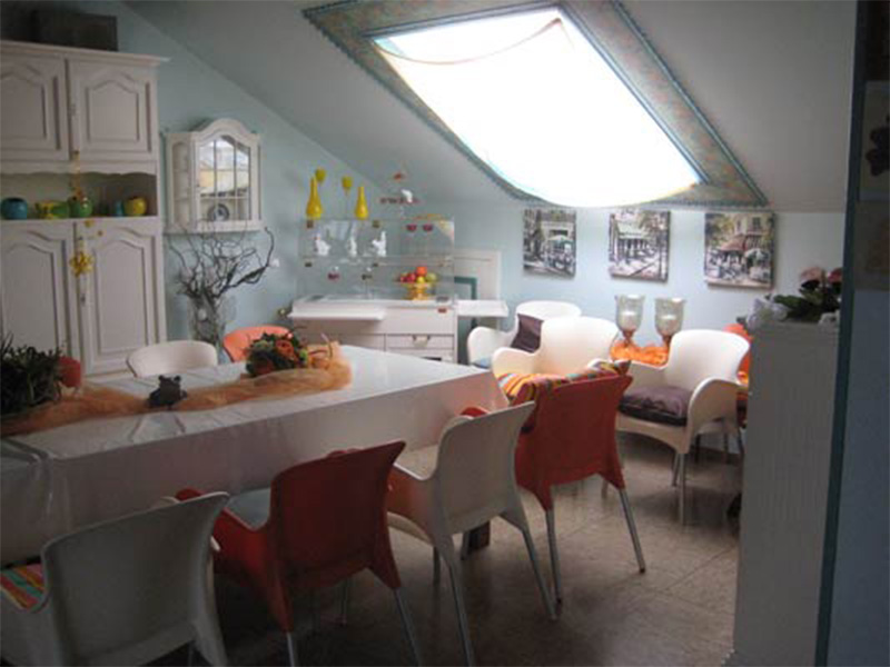 Gemütliches Esszimmer im Haus Maria mit Dachschräge für gemeinsame Mahlzeiten und geselliges Beisammensein der Bewohner.