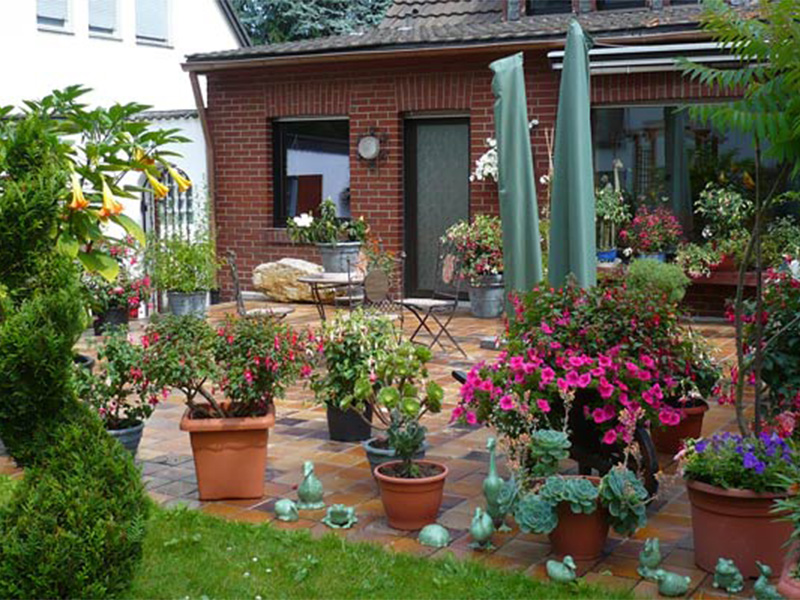 Terrasse und Garten des Hauses Regina in Eschweiler bieten Bewohnern einen angenehmen Außenbereich für Erholung und gemeinsame Stunden.