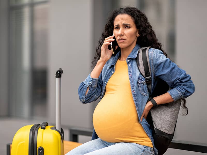 Schwangere Frau wartet auf ein Taxi zum Krankenhaus in Baesweiler