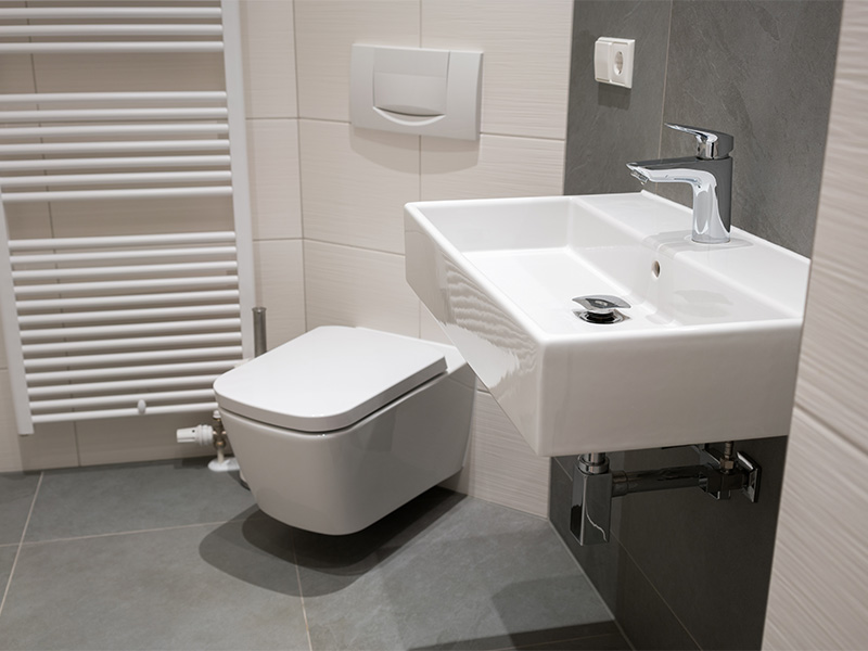 Modernes Badezimmer mit grauen und weißen Fliesen, Dusche und Badewanne im Zuge einer Teilbadsanierung in Aachen