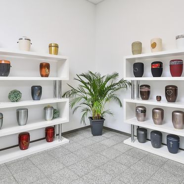 Ausstellungsraum mit vielfältiger Auswahl an Urnen bei Bestattungen Schaffrath in Geilenkirchen für individuelle Bestattungswünsche.