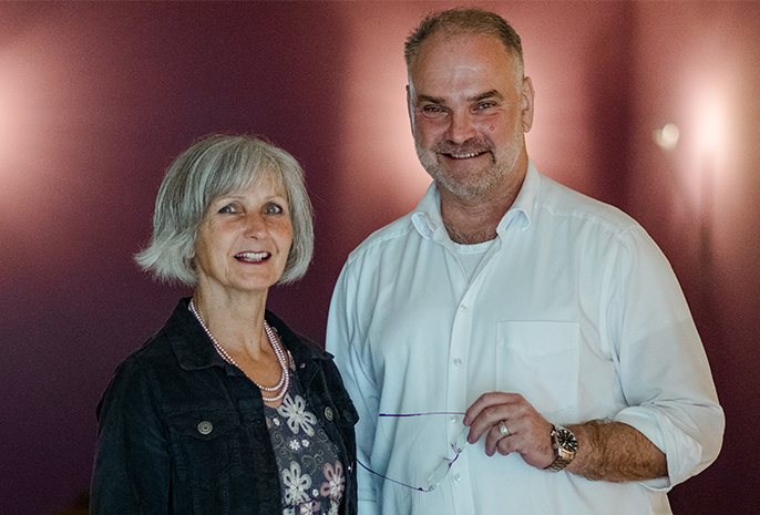 Portrait der Geschwister Regina und Holger Deussen von Geschw. Deussen Bestattungen in Herzogenrath mit seriösem, vertrauensvollem Auftritt